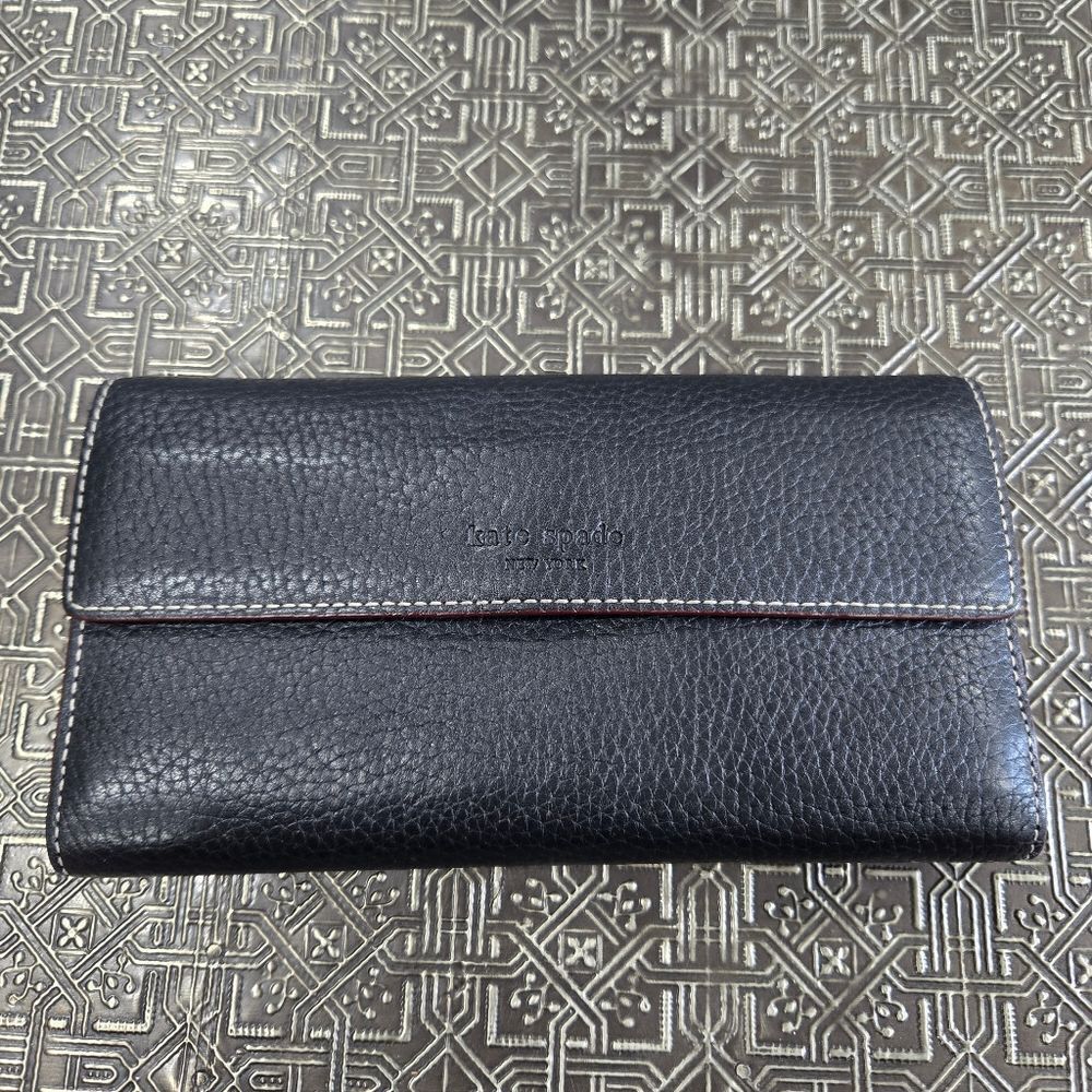 🐢 Vintage Kate Spade Trifold leather wallet.  Black outside, green inside.